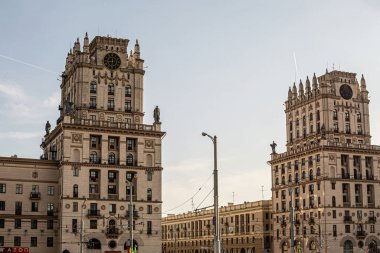Minsk, Belarus - 29 Nisan 2019 - Minsk Gates, tren istasyonunun karşısında yer almaktadır..