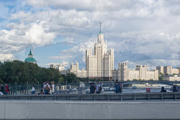 俄罗斯莫斯科 2020年7月31日 从Zaryadye公园的步行桥俯瞰七姐妹摩天大楼之一 — 图库照片