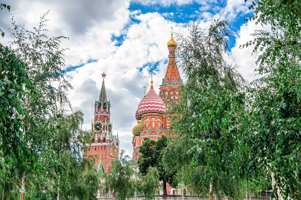 Moskva Rusko Července 2020 Pohled Basilská Katedrála Zelenými Stromy Hlavní — Stock fotografie