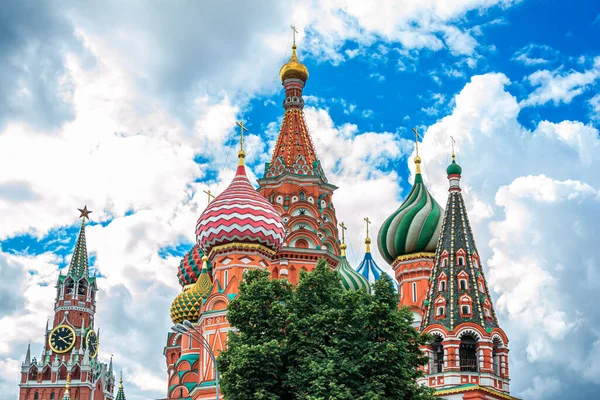 Moskva Rusko Července 2020 Vew Basilská Katedrála Zeleným Stromem Hlavní — Stock fotografie