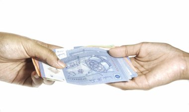 el ve beyaz arka plan üzerinde izole para