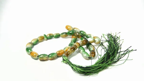 dua boncukları beyaz arkaplanda izole edildi