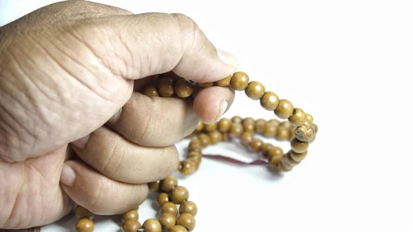 Uomo Che Tiene Perline Preghiera Isolate Sfondo Bianco — Foto Stock