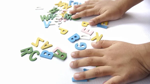 Kid Hand Spelen Met Kleurrijke Alfabetten — Stockfoto