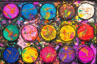 Suluboya boya paleti. Renkli boya sıçrama. Sanatsal arka plan.