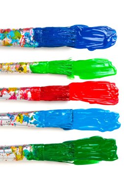 Sanatsal arka plan. Sanatçı boya fırçaları taze renkli akrilik ile izole üzerinde beyaz arka plan boya.