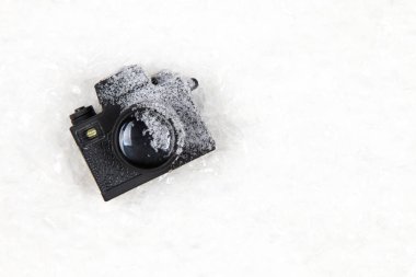Donmuş fotoğraf makinesi beyaz kar arka plan üzerinde. Kış Fotoğrafçılık / photoshot