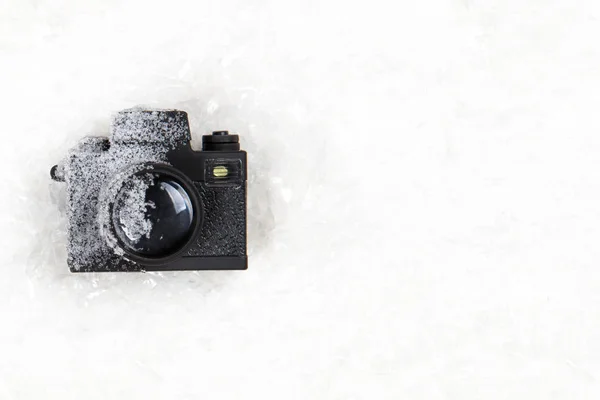 Cámara Fotos Congelada Sobre Fondo Blanco Nieve Fotografía Fotografía Invierno —  Fotos de Stock