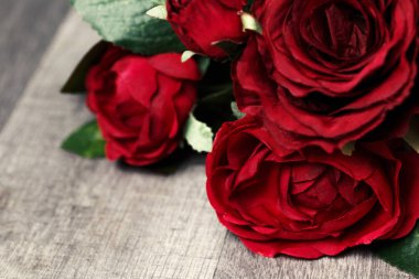 Kopya alanı ahşap arka plan üzerinde kırmızı gül çiçekler Buket. Sevgililer günü