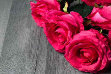 Pembe gül çiçek buketi ahşap arka plan üzerinde kopya alanı ile. Sevgililer günü