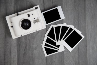 Vintage anlık fotoğraf makinesi ile ahşap masa üzerinde kopya alanı boş anında fotoğraflar ile