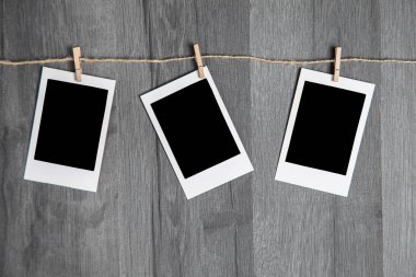 İp üzerinde ahşap arka plan asılı boş alanı ile boş vintage anlık fotoğraf.