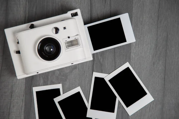 Câmera Fotográfica Instantânea Vintage Com Fotos Instantâneas Branco Com Espaço — Fotografia de Stock