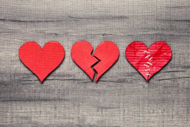 Üç kalp sağlıklı / kırık / kopya alanı ahşap zemin üzerine dikişli. Sevgililer günü