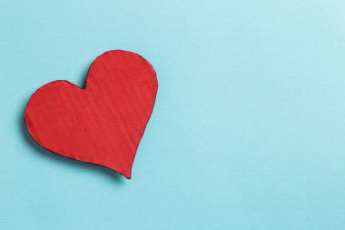 Sevgililer günü. Camgöbeği arka plan üzerinde kopya alanı ile kırmızı kalp