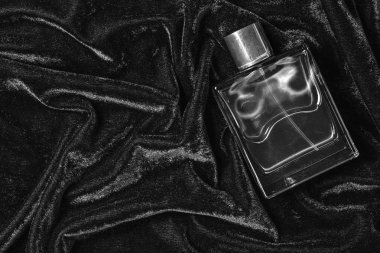 Erkek parfüm şişesi siyah kadife arka plan üzerinde kopya alanı ile