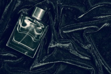 Koyu arka plan üzerinde kopya alanı ile erkek parfüm şişesi