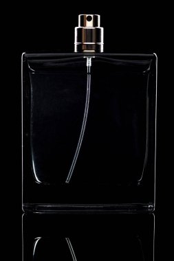 Siyah arka plan üzerine izole erkek parfüm şişesi