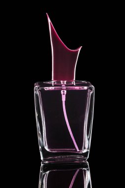 Siyah arka plan üzerine izole kadın parfüm şişesi