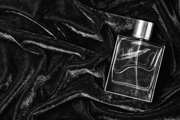 Erkek parfüm şişesi siyah kadife arka plan üzerinde kopya alanı ile
