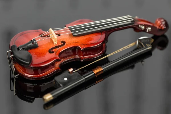 Violín Arco Sobre Fondo Gris — Foto de Stock