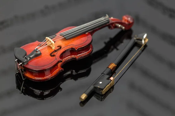 Violino Fiocco Sfondo Grigio — Foto Stock