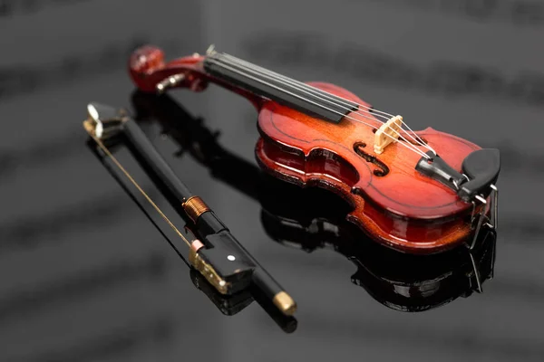 Violino Fiocco Sfondo Grigio — Foto Stock