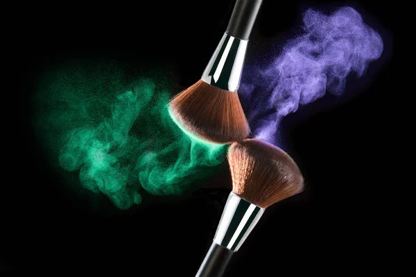 Explosão Sombra Rosto Colorido Duas Escovas Cosméticas Maquiagem Isoladas Fundo — Fotografia de Stock