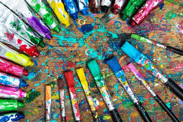 Tło Artystyczne Stół Barwiony Artysta Farbą Akrylową Pędzlami — Zdjęcie stockowe