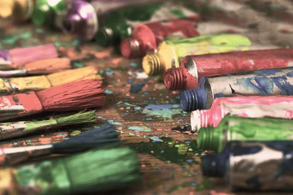 艺术家桌上的彩色画笔和丙烯酸痛管 艺术背景 — 图库照片