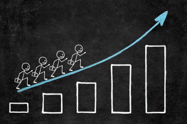 Kara tahta üzerinde el yazısı beyaz tebeşir büyüme grafiği. Dört işadamı iş merdivengrafik adım adım para tırmanma evrak çantası ile