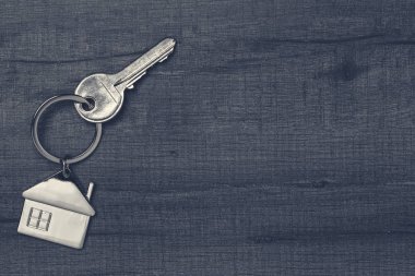 Kopya alanı ile ahşap masa üzerinde ev anahtarlık ve anahtarlık