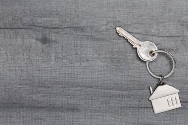 Kopya alanı ile ahşap masa üzerinde ev anahtarlık ve anahtarlık