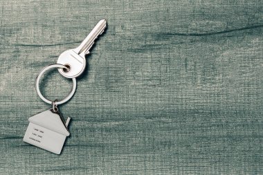 Kopya alanı ile ahşap masa üzerinde ev anahtarlık ve anahtarlık