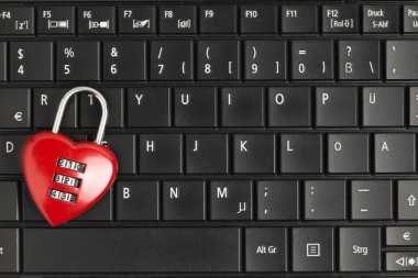 Kopya alanı ile siyah dizüstü bilgisayar klavyesi üzerinde Kilitli kırmızı kalp şekli kod asma kilit. Dizüstü bilgisayarınızı / Bilgisayarınızı / dizüstü bilgisayarınızı güvenli hale