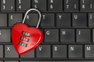 Kopya alanı ile siyah dizüstü bilgisayar klavyesi üzerinde Kilitli kırmızı kalp şekli kod asma kilit. Dizüstü bilgisayarınızı / Bilgisayarınızı / dizüstü bilgisayarınızı güvenli hale