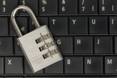 Kopyalama alanı olan siyah dizüstü bilgisayar klavyesindeki kilitli kod asma kilidi