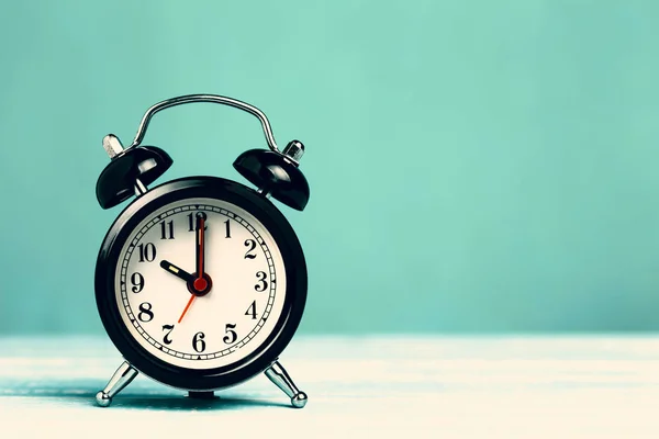 Relógio Alarme Preto Retro Fundo Turquesa Com Espaço Cópia Alarme — Fotografia de Stock