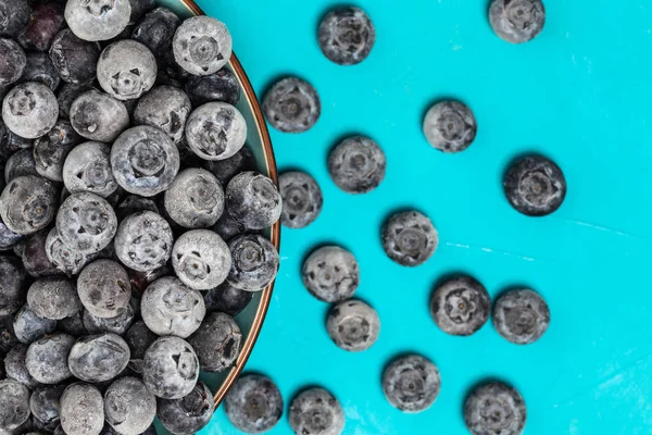 Gefrorene Frische Blaubeeren Schüssel Auf Blauem Hintergrund Mit Kopierraum — Stockfoto