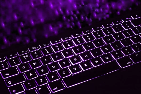 Siyah arkaplanda mor bilgisayar / Pc / Laptop klavyesi