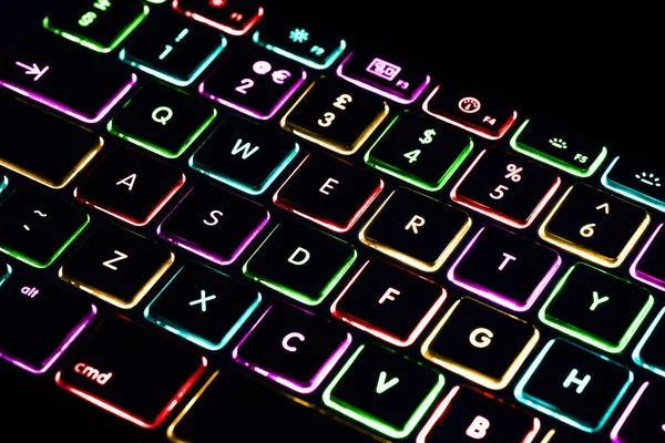 Siyah arkaplanda renkli bilgisayar / Pc / Laptop klavyesini kapat