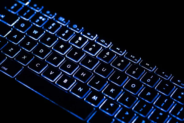 Teclado Azul Ordenador Ordenador Portátil Sobre Fondo Negro Fotos de stock