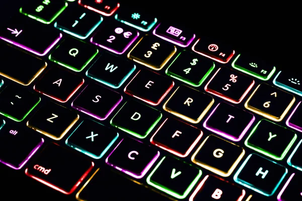 Close Kleurrijke Computer Laptop Toetsenbord Zwarte Achtergrond Stockfoto