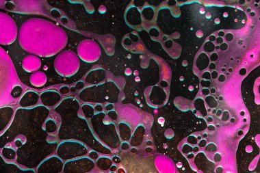 Mor sıvı su kabarcıkları soyut arka plan. Makro fotoğrafçılık