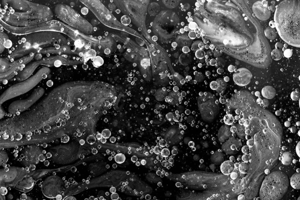 Siyah ve beyaz sıvı su kabarcıkları soyut arka plan. Makro fotoğrafçılık