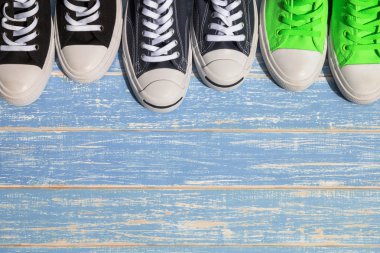 Ahşap zemin zemininde fotokopi alanı olan bir sıra ayakkabı. Üst Manzara. Düz yatıyordu