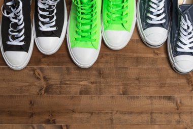 Ahşap zemin zemininde fotokopi alanı olan bir sıra ayakkabı. Üst Manzara. Düz yatıyordu