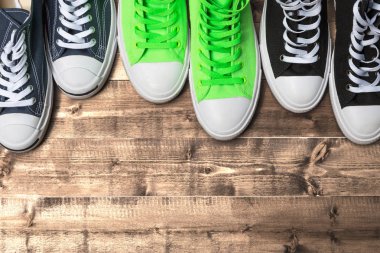 Ahşap zemin zemininde fotokopi alanı olan bir sıra ayakkabı. Üst Manzara. Düz yatıyordu