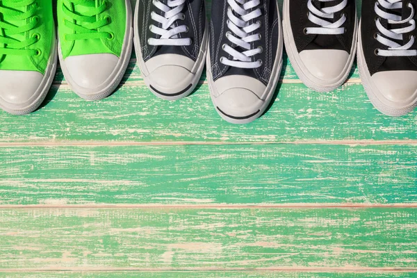 Ahşap zemin zemininde fotokopi alanı olan bir sıra ayakkabı. Üst Manzara. Düz yatıyordu