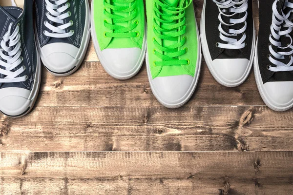 Ahşap zemin zemininde fotokopi alanı olan bir sıra ayakkabı. Üst Manzara. Düz yatıyordu